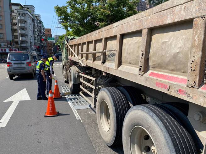 中和警针对和城路、中正路及环河西路等路段，超前部署编派执法勤务，以保障用路人安全。（简铭柱翻摄）