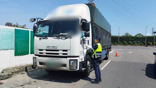 中和警针对和城路、中正路及环河西路等路段，超前部署编派执法勤务，以保障用路人安全。（简铭柱翻摄）