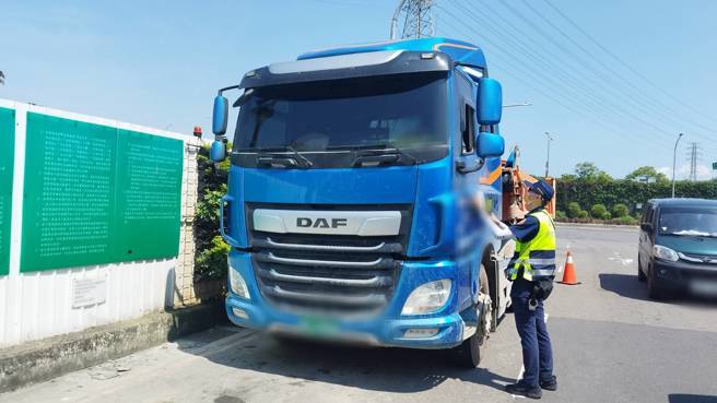 中和警针对和城路、中正路及环河西路等路段，超前部署编派执法勤务，以保障用路人安全。（简铭柱翻摄）