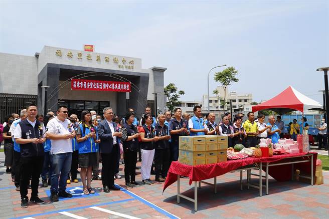 眾人带着「入新厝」的欢喜心，一同见证福安里社区活动中心启用。（李京升摄）