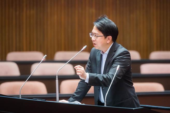 民进党立委邱志伟质疑，民眾未来是要选国家领导人，而不是演员或编剧，更非小说家，不能如此天马行空。（邱志伟办公室提供）