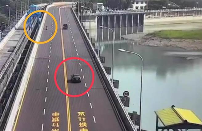 黑色轎車突然跨越雙黃線，斜切2車道將機車騎士連人帶機車撞飛。（民眾提供／楊靜茹南投傳真）