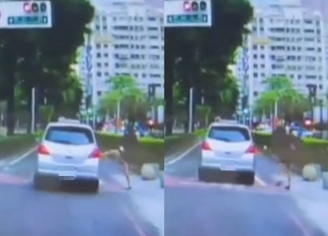 OL要走斑马线过马路，突然有让轿车不礼让，气的她直接出脚踹车，还差点跌倒。（翻摄自社会事新闻影音）