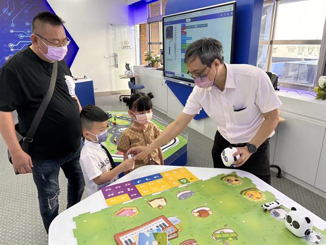 土库镇越港国小校长乔祺（右一）亲自接待小一新生及家长，参访该校的云林县智慧教育中心。（周丽兰摄）