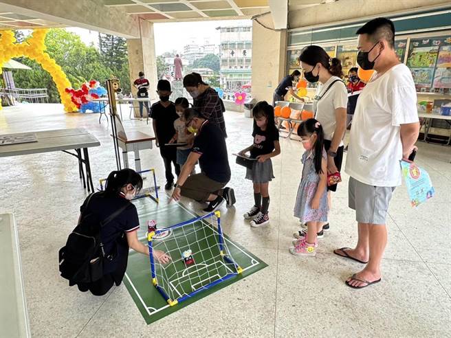 云林县的每个小一新生都是宝，今年小一报到作业，各校使出浑身解数办闯关，让小孩第一眼就爱上，虎尾国小让小朋友使用平板控制智能车并比赛踢足球。（周丽兰摄）