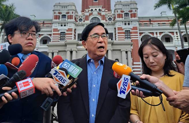 前总统陈水扁2日现身凯道，向总统府、行政院及立法院四大党团提出诉求，针对「公职人员选举罢免法修正草案」涉及违反比例原则一事，提出他生平第一次的请愿诉求。（陈君玮摄）