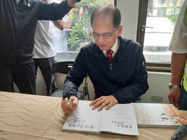 读者踊跃排队让立法院长游锡堃签名。（吴佩蓉摄）