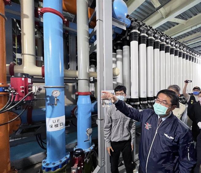 台南市长黄伟哲日前视察安平再生水厂。（洪荣志摄）