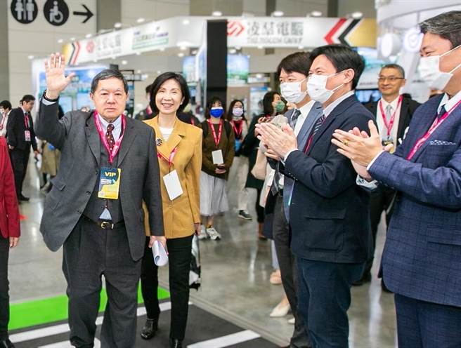 远传电信董事长徐旭东（左一）、远传总经理井琪（左二）。（远传提供）