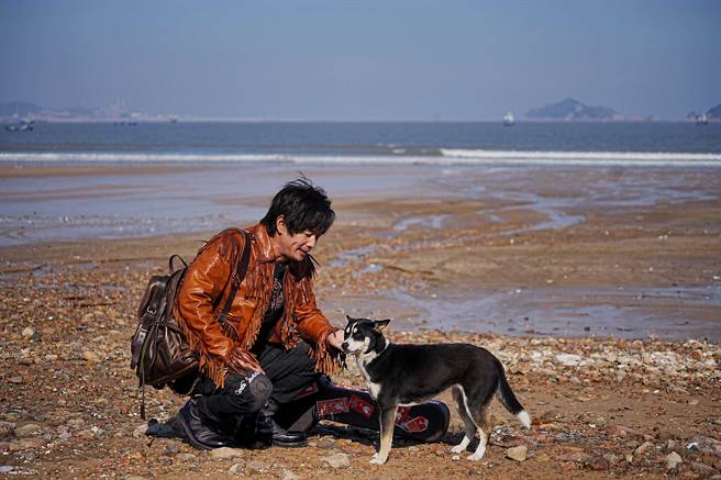 黄品源拍MV时，浪浪小花主动入镜。（金立海娱乐提供）