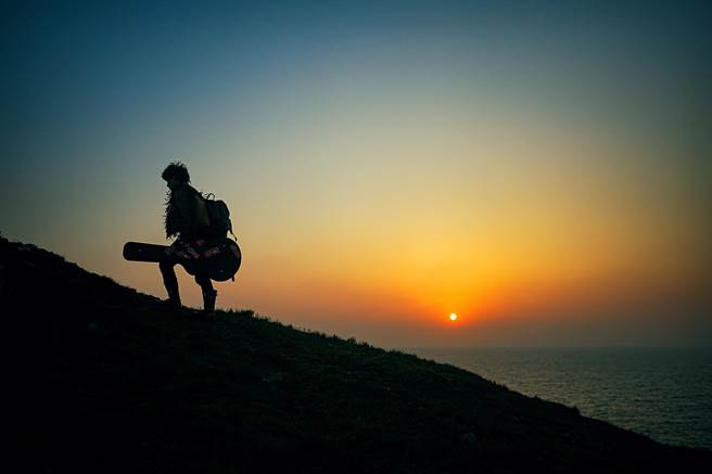 黄品源特别赶在天亮前登岛拍摄日出画面。（金立海娱乐提供）