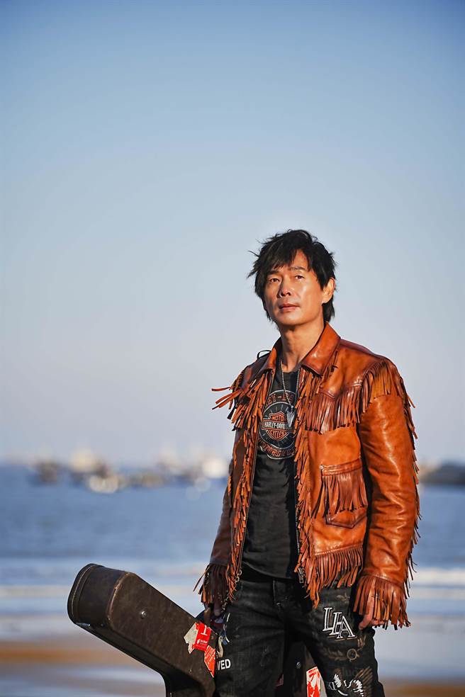 黄品源推出新曲〈伤停时间〉盼用歌声疗癒大家。（金立海娱乐提供）