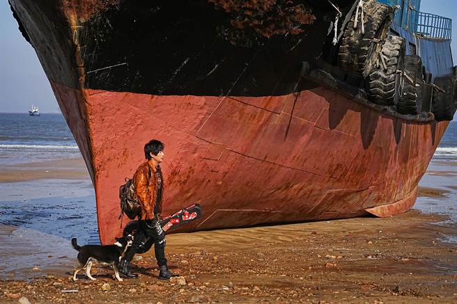 黄品源推出新曲〈伤停时间〉，远赴福建霞浦县东礵岛取景。（金立海娱乐提供）