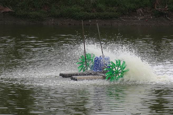 政府推动补助渔民购置具变频节能效益的「增氧机设备」、「沙滤桶」及「发电机设备」等小型渔机具。（台南市政府提供／张毓翎台南传真）