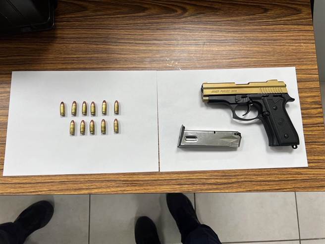 新湖警方深夜巡逻时拦下未戴安全帽骑士，赫然发现踏板藏有一支改造手枪。（新湖分局提供／邱立雅竹县传真）