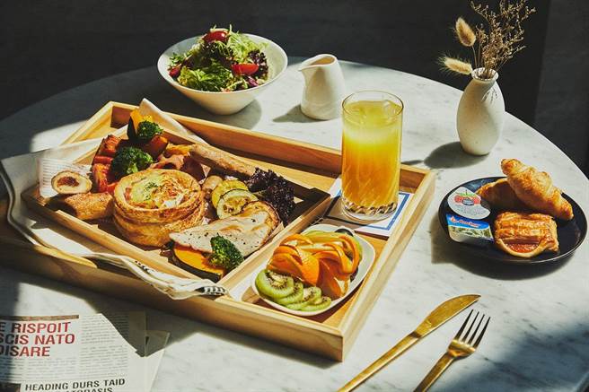 「呷饱困饱」住房专案，房客可睡到自然醒，再到餐厅享用丰盛早午餐。（台北新板希尔顿酒店提供）