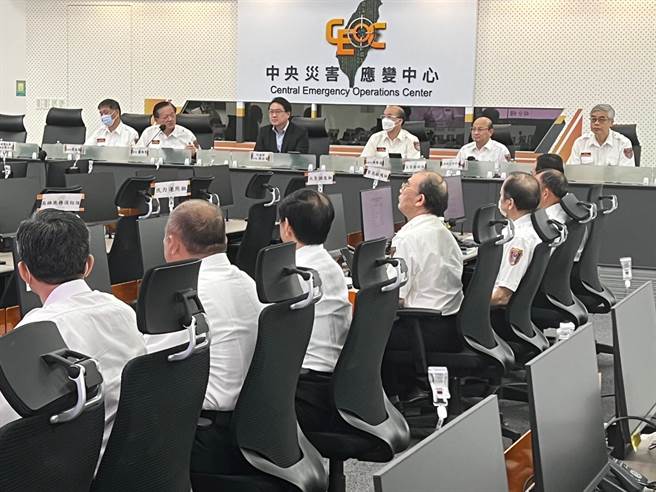 内政部长林右昌今视察中央灾害应变中心。（王扬杰摄）