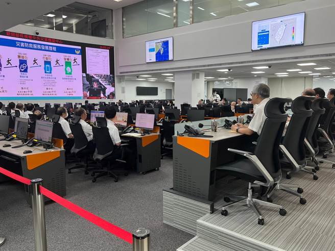 内政部长林右昌今视察中央灾害应变中心。（王扬杰摄）