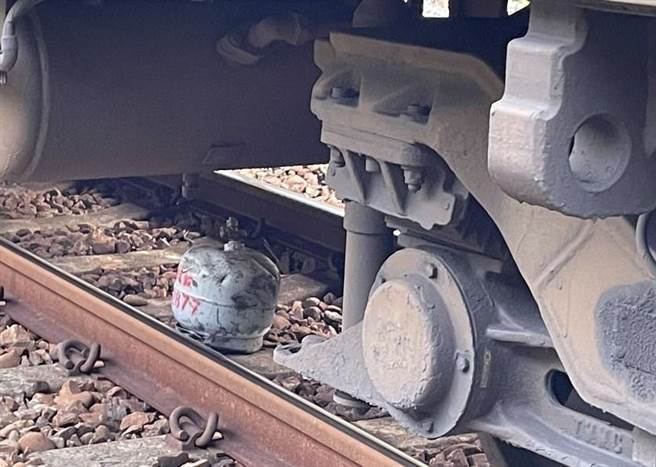 台铁北上272列次自强号，2日早上5点42分，行经苗栗县竹南站至崎顶站路段，撞上瓦斯桶，导致列车毁损。（民眾提供／李京升苗栗传真）