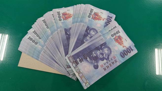 警方查缉诈骗集团，准备冥地银行钞票，赫然发现香港籍陈姓车手。（翻摄照片）