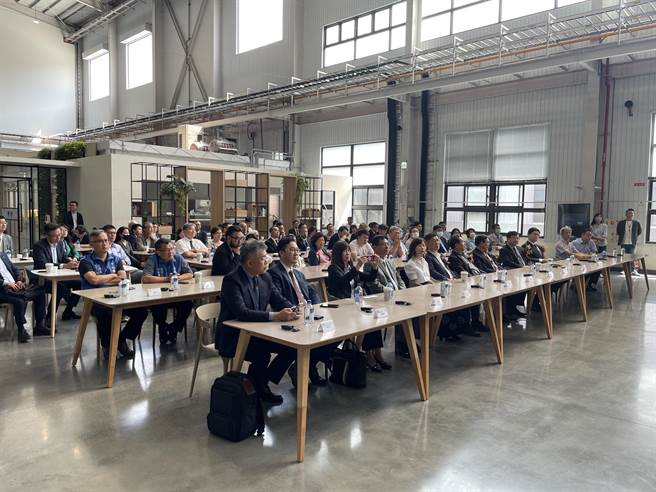 右二是虎科大校长张信良，左二是世祥总经理周哲弘。（周丽兰摄）。