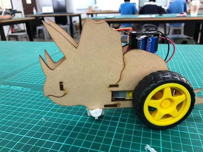 ▲安樂高中同學的作品雷射木雕恐龍。（基隆市政府提供／徐佑昇基隆傳真）