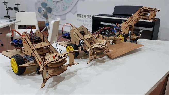 ▲安樂高中同學的作品雷射木雕工程車，相當精緻。（基隆市政府提供／徐佑昇基隆傳真）