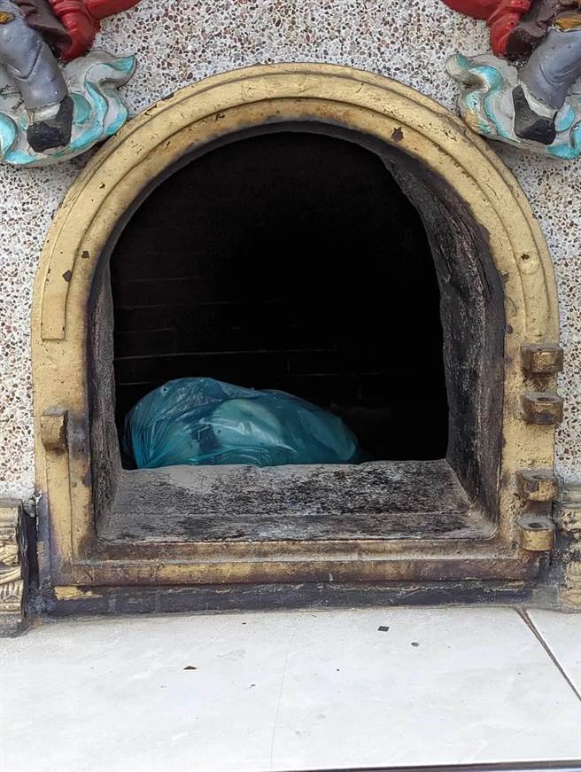 信眾目击妇人骑乘机车载着垃圾到树王公的金炉旁，将1包垃圾丢进金炉里，坚持不肯取走。（民眾提供／杨静茹南投传真）