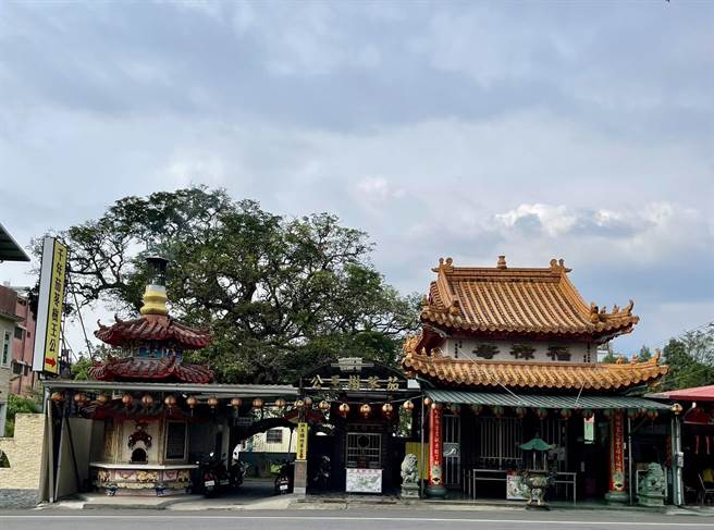 埔里镇上千岁的茄苳树神木被当地居民封为「树王公」，并兴建宫庙祭拜，神威事蹟不断，香火鼎盛。（杨静茹摄）