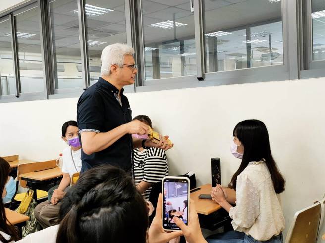 蔡上机在课程中，以「车祸」的时间与空间差，甚至提及宇宙星球的影响，深入浅出谈《易经》的哲学逻辑（蔡上机提供）