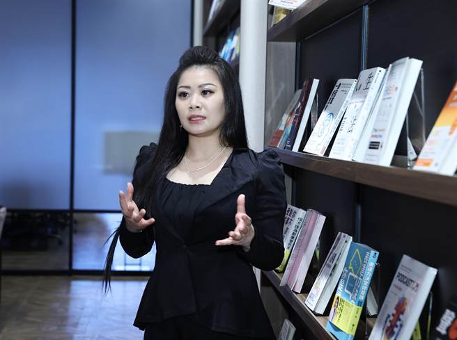 杨庆煌的经纪人林祖儿今日代为出面发言。（罗永铭摄）