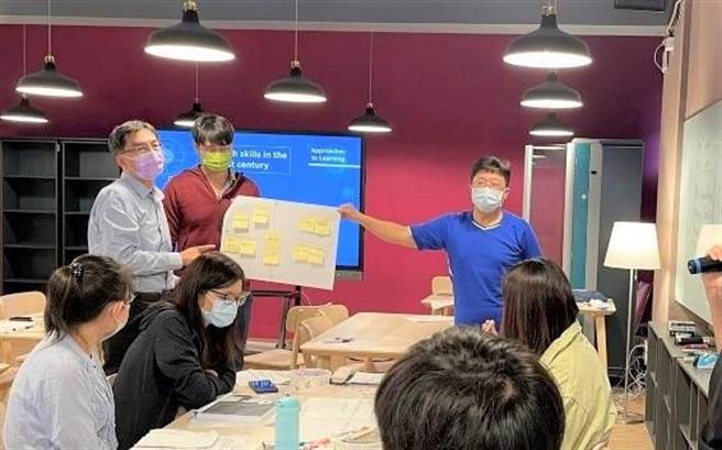 北市中正高中校内工作坊教师们为IB授权做准备。（中正高中提供）