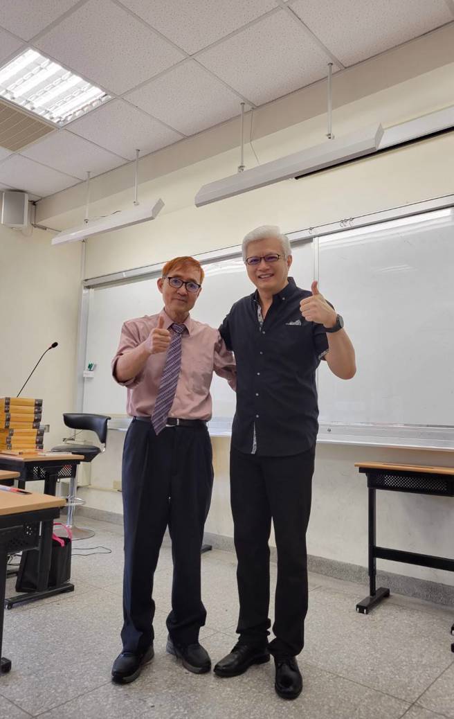 蔡上机(右）应国立臺北教育大学前校长庄淇铭教授（左）邀请，在庄教授创意思考课程「玩具与游戏设计研究所」中讲授易经（蔡上机提供）