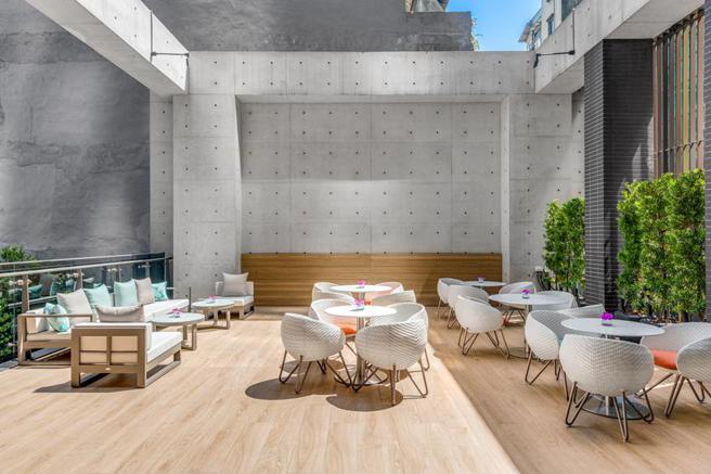 （台北中山九昱希尔顿逸林酒店推出「相聚逸林」毕业季小型派对，可于2楼露臺举办余兴活动。图／台北中山九昱希尔顿逸林酒店）