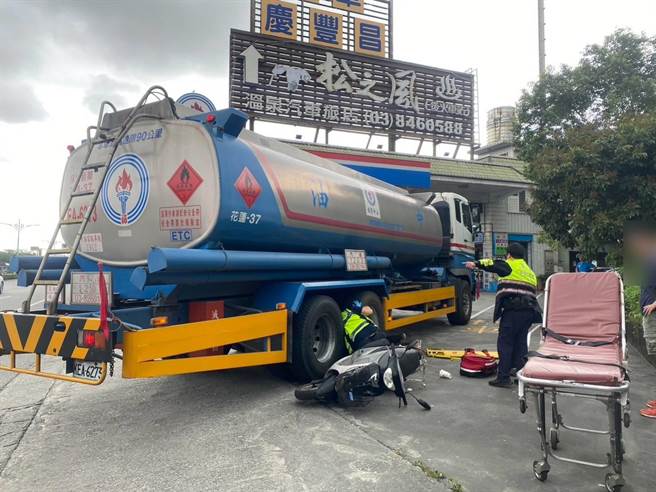 79岁陈姓机车女骑士与右转油罐车发生碰撞后，人被车轮卷入车底，当场失去呼吸心跳，后经送医救治仍因伤重不治。（民眾提供／罗亦晽花莲传真）