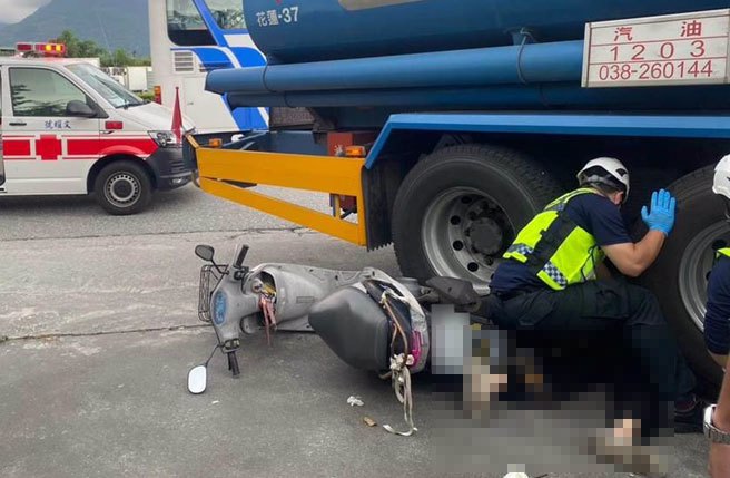 79岁陈姓机车女骑士与右转油罐车发生碰撞后，人被车轮卷入车底，当场失去呼吸心跳，后经送医救治仍因伤重不治。（民眾提供／罗亦晽花莲传真）