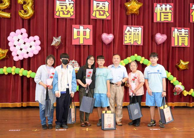 （中钢公共事务处长孙宏魁(右三)与孝亲楷模、绩优奖学金的学子及家长合影。图／中钢提供）