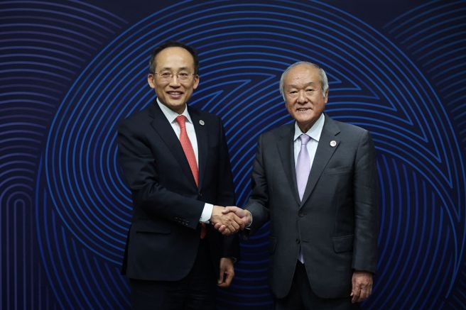 日本财务大臣铃木俊一(右)今天上午与韩国经济副总理兼企划财政部长秋庆镐(左)会谈。（图／路透社）