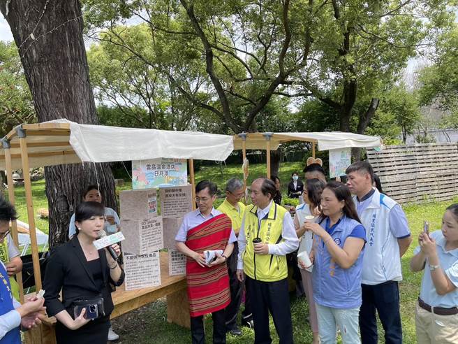 日月潭地区业者响应低碳绿色旅游新型态，也推出相关优惠活动。（杨静茹摄）