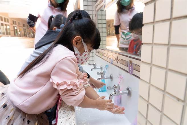 肠病毒将达到高峰，嘉义市各校园所皆加强勤洗手的宣导工作。（嘉义市教育处提供∕吕妍庭嘉义传真）
