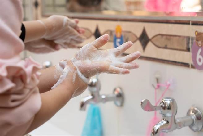 肠病毒将达到高峰，嘉义市各校园所皆加强勤洗手的宣导工作。（嘉义市教育处提供∕吕妍庭嘉义传真）