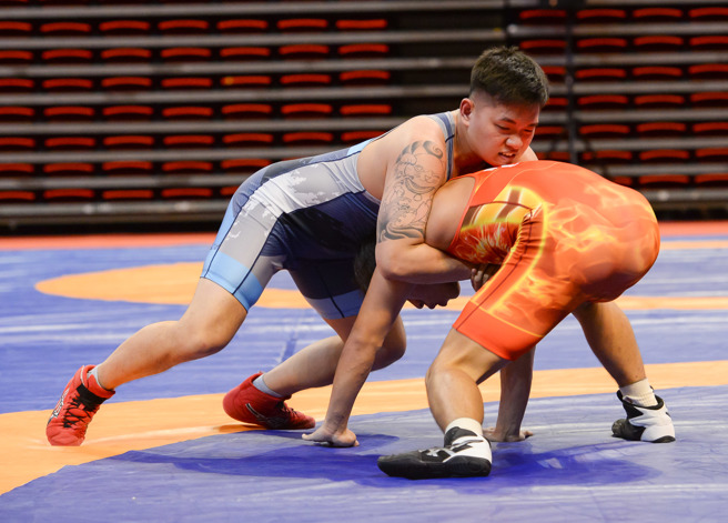 112全大运角力一般组男子自由式79公斤银牌华夏科大阮玉庆（左）。（中原大学提供）
