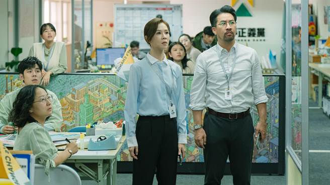 《人選之人》的黃健瑋（右）、謝盈萱被讚是最暖主管組合。（Netflix提供）