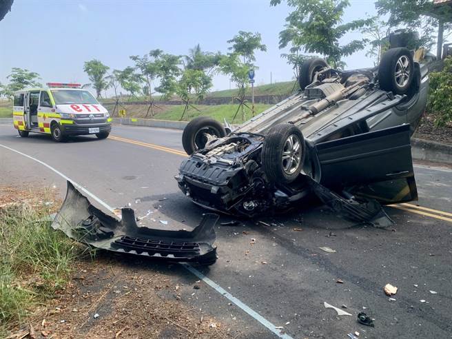 29歲蕭姓男子因要趕往東港工地，駕駛休旅車在港西村往烏龍堤防方向疑似車速過快，在一個彎道處失控撞上路樹，整輛車180度翻轉「倒栽蔥」。（屏東消防局提供／謝佳潾屏東傳真）