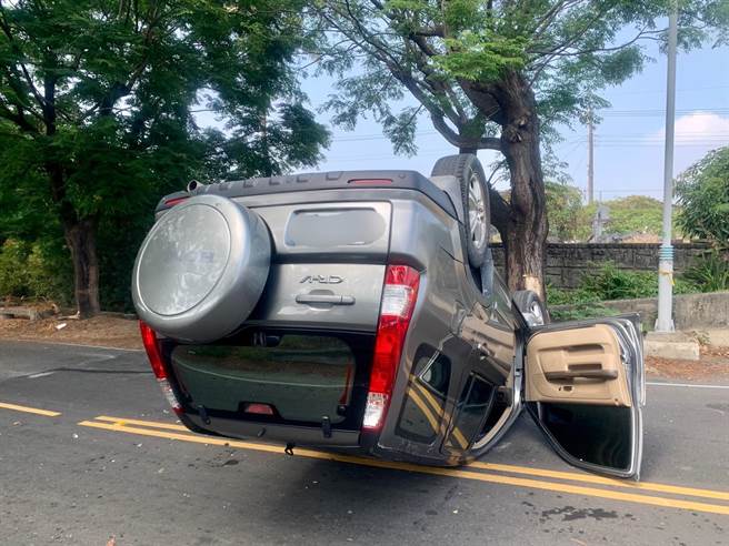 29歲蕭姓男子因要趕往東港工地，駕駛休旅車在港西村往烏龍堤防方向疑似車速過快，在一個彎道處失控撞上路樹，整輛車180度翻轉「倒栽蔥」。（屏東消防局提供／謝佳潾屏東傳真）