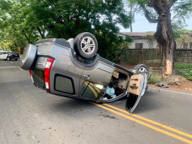 29歲蕭姓男子因要趕往東港工地，駕駛休旅車在港西村往烏龍堤防方向疑似車速過快，在一個彎道處失控撞上路樹，整輛車180度翻轉「倒栽蔥」。（屏東消防局提供／謝佳潾屏東傳真）