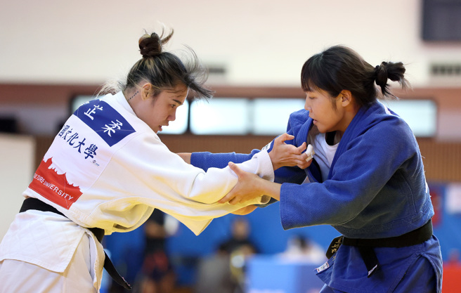 德明科大许王淑卉（右）战胜文化大学曾芷柔，获112全大运柔道公开女第6级金牌。（中原大学提供）