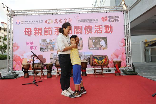 长年守护台湾尾的恒春基督教医院，提前欢庆母亲节，牡林课辅班的孩子接力上台向妈妈爱的告白。（恒基提供／谢佳潾屏东传真）
