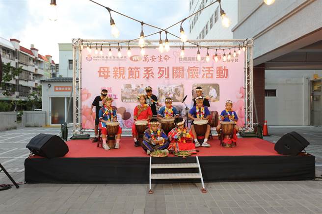 长年守护台湾尾的恒春基督教医院，提前欢庆母亲节，牡林课辅班的孩子接力上台向妈妈爱的告白。（恒基提供／谢佳潾屏东传真）