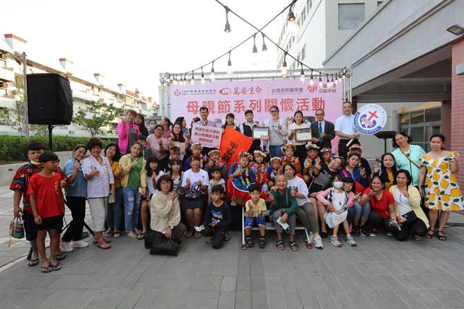 长年守护台湾尾的恒春基督教医院，提前欢庆母亲节，牡林课辅班的孩子接力上台向妈妈爱的告白。（恒基提供／谢佳潾屏东传真）